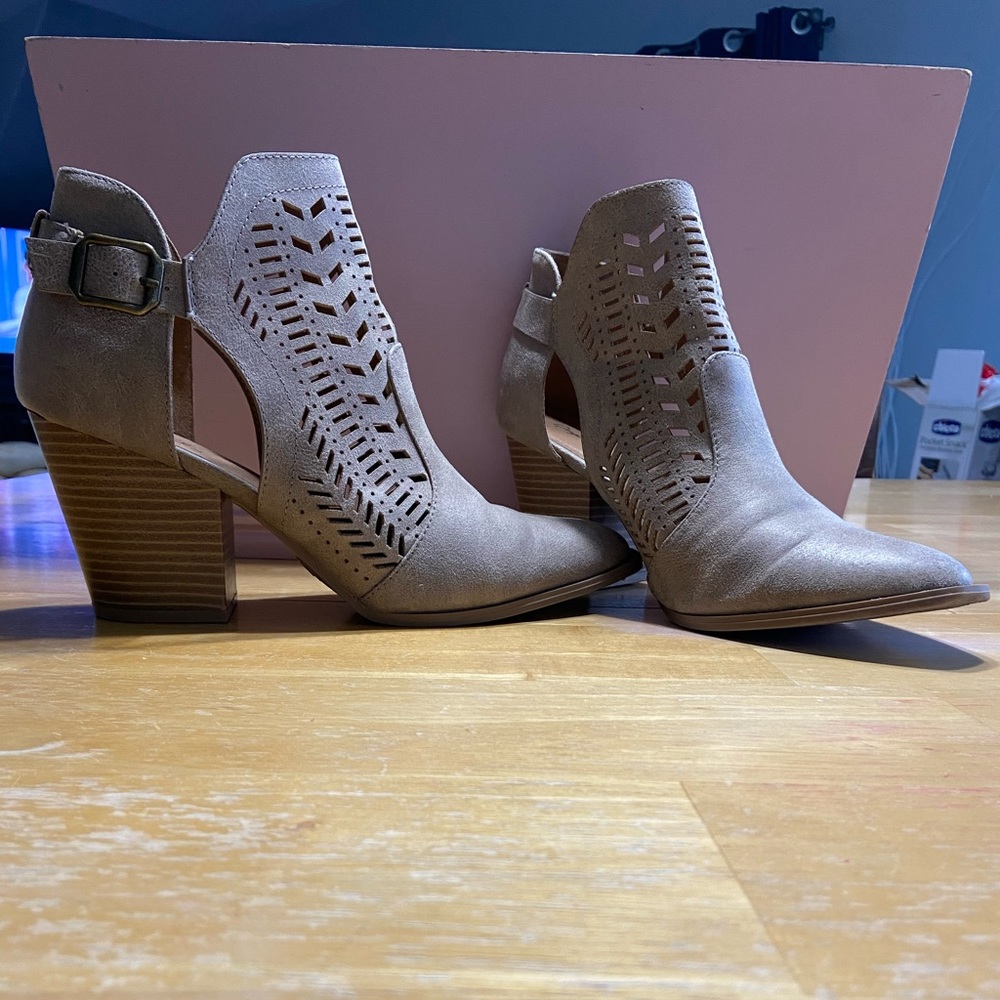 NWT Size 9 cute heeled booties
